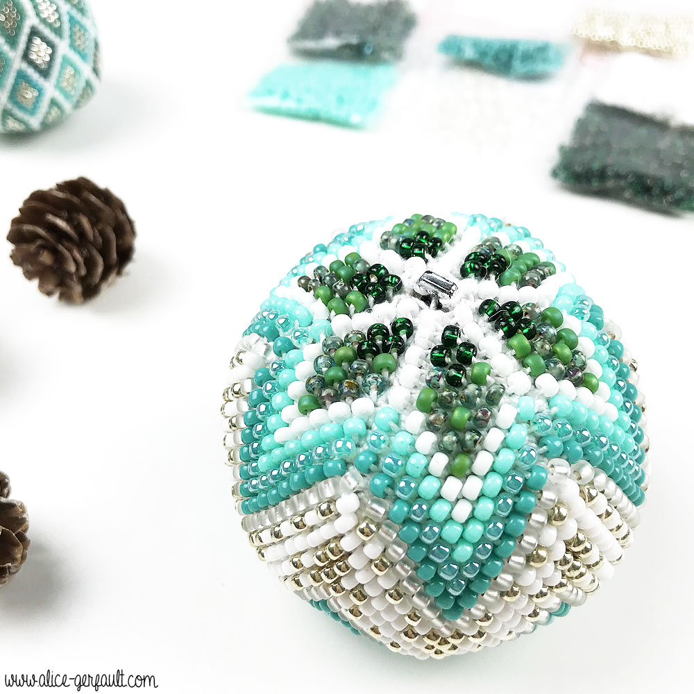Boule de Noël au crochet et perles de Rocaille, DIY by Alice Gerfault